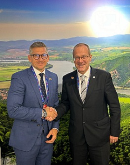 Štátny tajomník MZ SR Michal Štofko s  riaditeľom regionálneho úradu WHO pre Európu Hansom Klugem